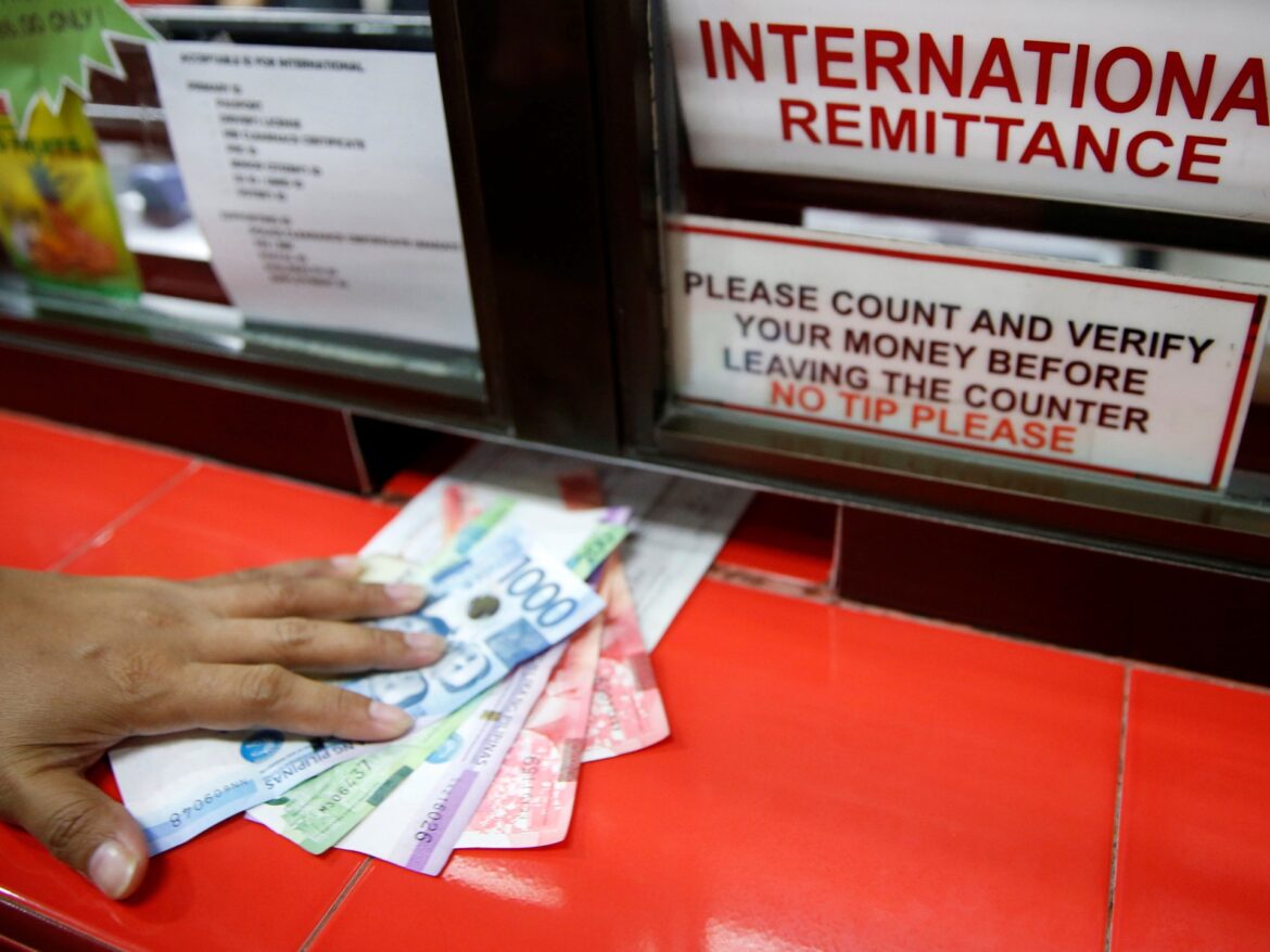 2018-09-20T025355Z_1264112844_RC1AE4678CF0_RTRMADP_3_PHILIPPINES-ECONOMY-REMITTANCES-1719478847.jpg