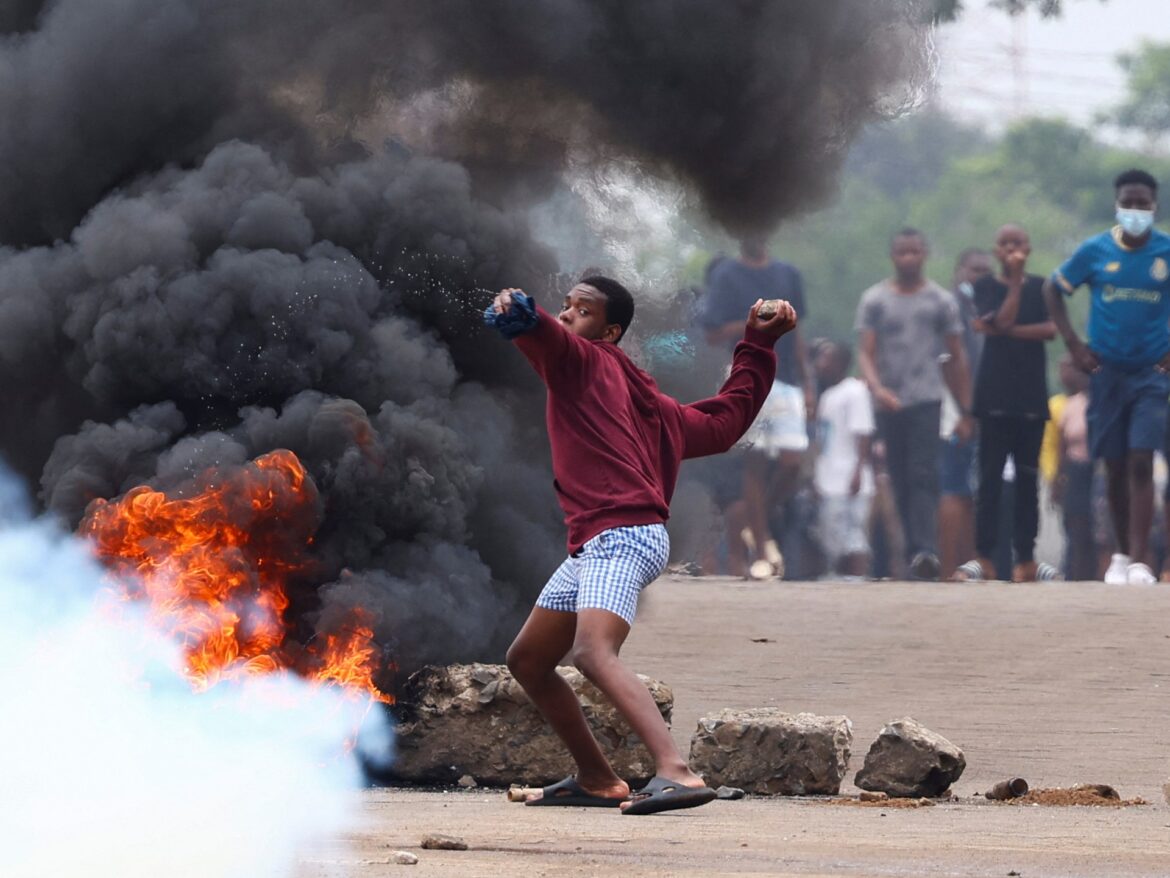 2024-10-21T115556Z_2141171617_RC2YOAA9KH7P_RTRMADP_3_MOZAMBIQUE-ELECTION-1729538456.jpg