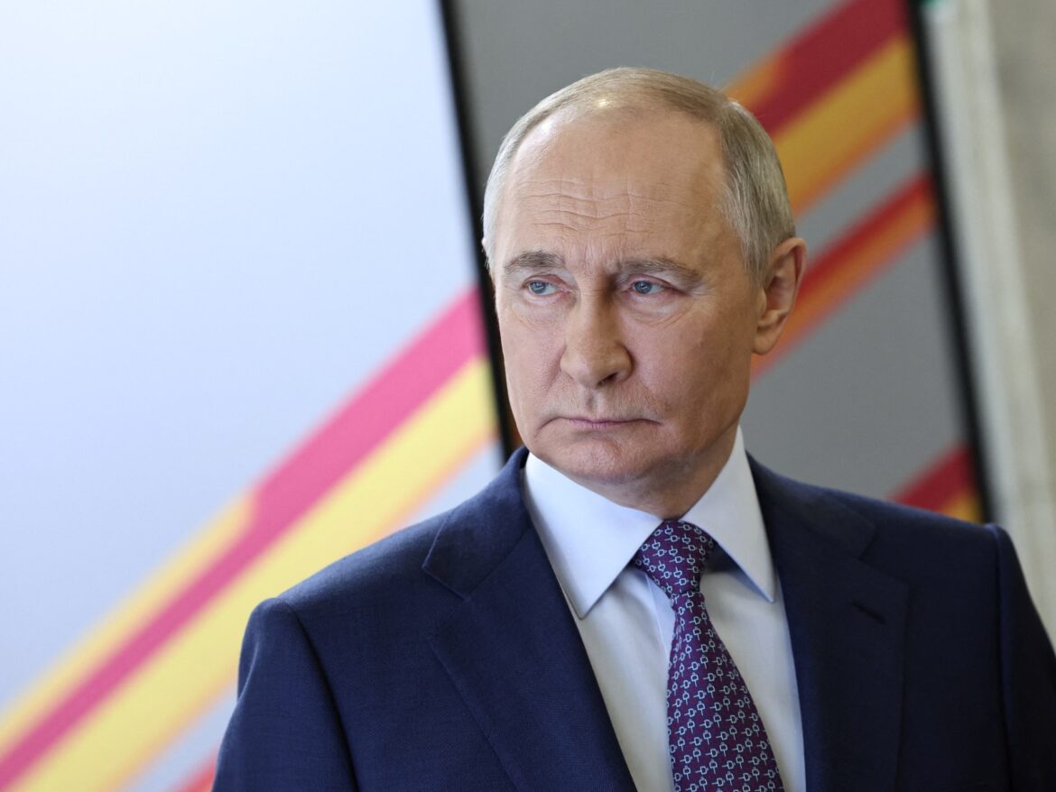 2025-04-30T153011Z_2130752658_RC2F8EAL5EHP_RTRMADP_3_WW2-ANNIVERSARY-RUSSIA-PUTIN-1746378485.jpg