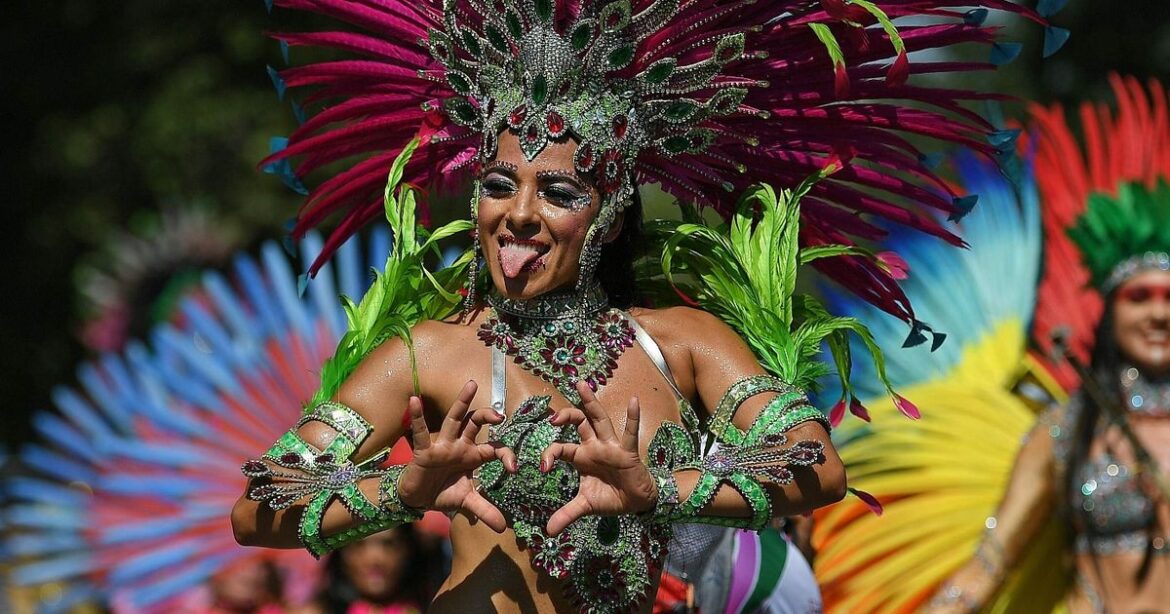 3_BRITAIN-CARNIVAL.jpg