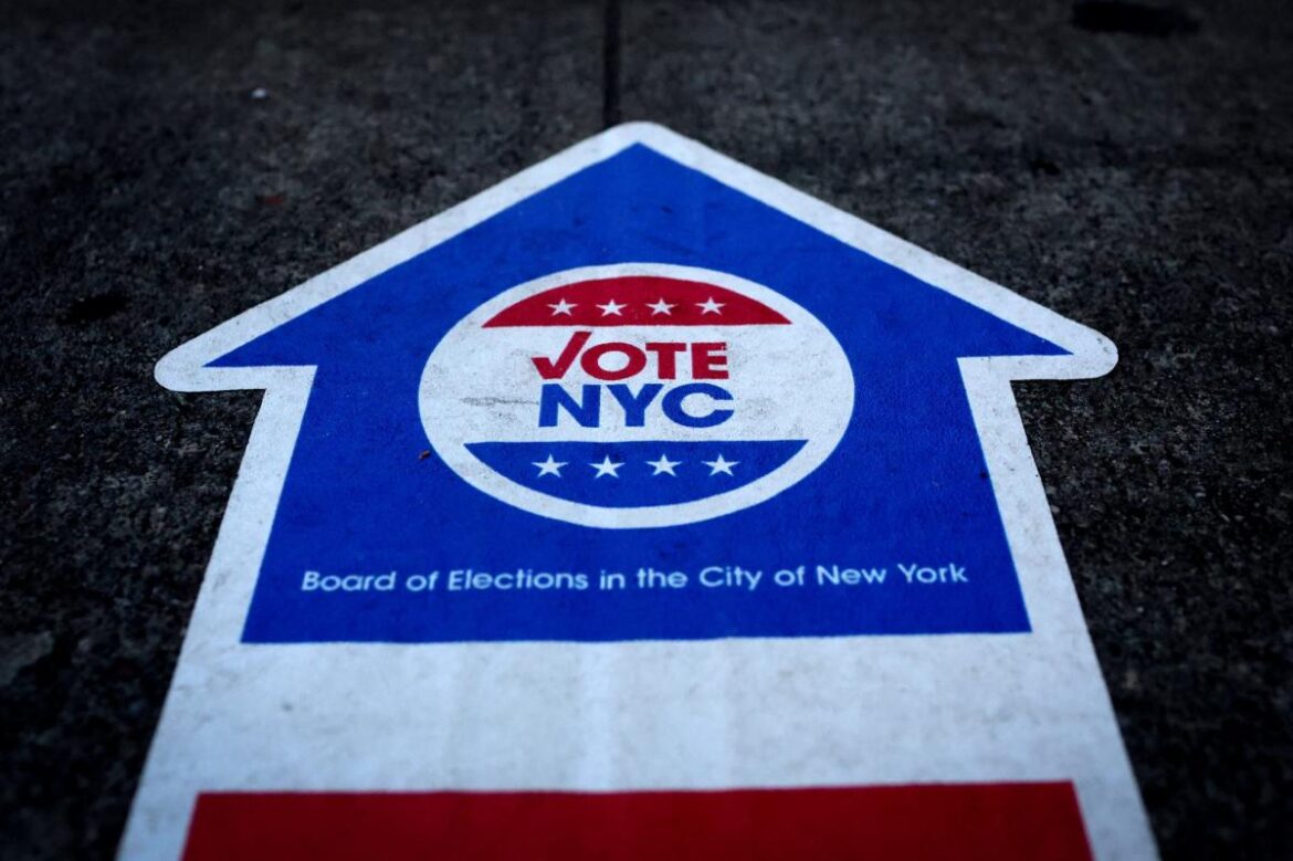 sign-sidewalk-directing-towards-polling-114307238-e1761604665236.jpg